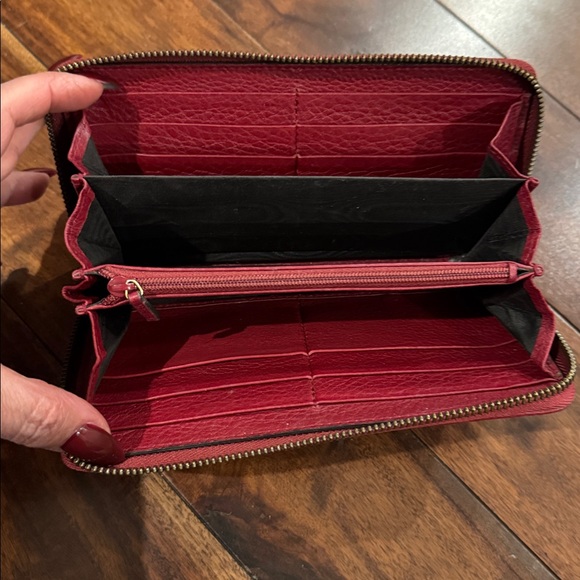 Authentic Red leather Gucci wallet - Picture 3 of 9